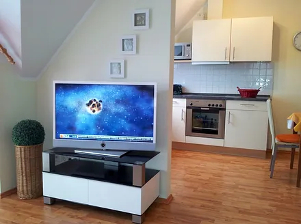 TV-Ecke mit Blick zur Küche