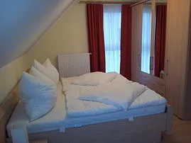 Schlafzimmer mit Doppelbett im 1.OG