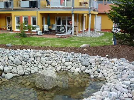 Die Terrasse, im Vordergrund kleiner Teich