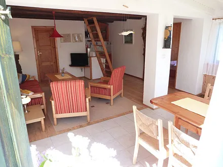 Ess- und Wohnbereich sowie Kochbereich