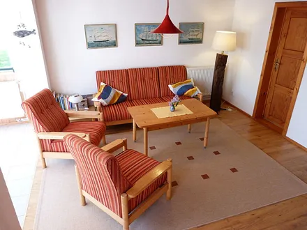 Wohnbereich mit Ferseher und Radio