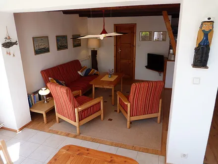 Wohnbereich mit Ferseher und Radio