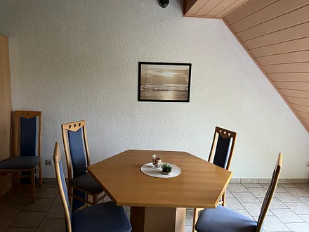 Eßtisch im Wohn- und Küchenbereich