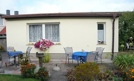 Außenansicht mit Terrasse