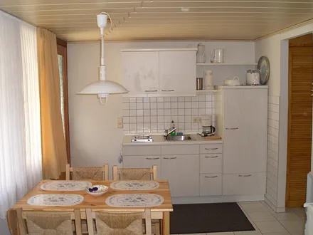 Küchenzeile mit Eßbereich