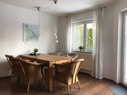 großer Esstisch im Wohnbereich