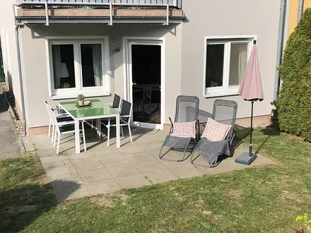 Terrasse mit Gartenmöbeln EG