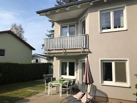 Außenansicht vom Garten (OG mit Balkon)