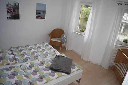 Schlafzimmer 1 mit Kinderbett