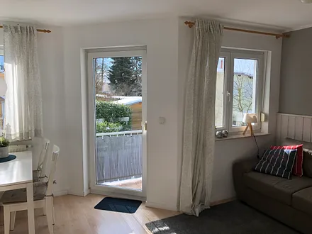 Wohnzimmer mit Balkon