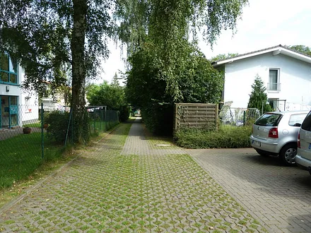 Privatweg zum Haus und ein Parkplatz