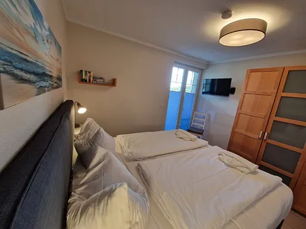 Schlafzimmer mit Boxspringbett 