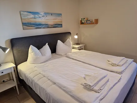 Schlafzimmer mit Boxspringbett 1,80 x 2 m