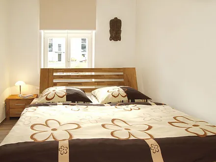 kl. Schlafzimmer mit Doppelbett