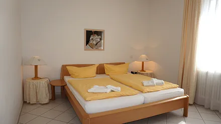 Schlafzimmer mit Doppelbett