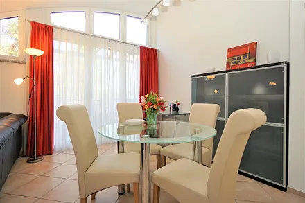 Esstisch mit Tür zum großen Balkon