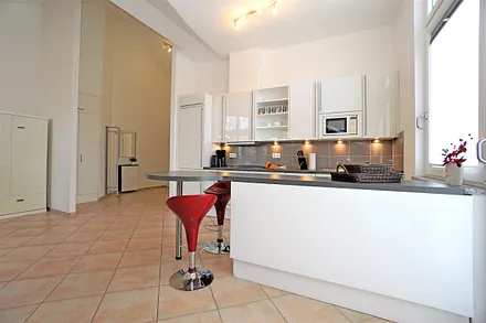 Voll ausgestattete Küchenzeile mit großem Küchentresen