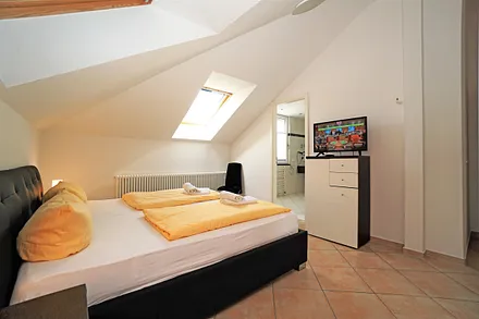 Schlafzimmer mit Blick zum Badezimmer