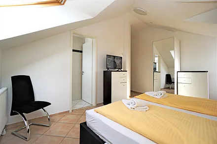 Schlafzimmer mit Flachbildfernseher