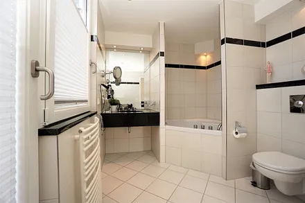 Badezimmer mit großer Badewanne