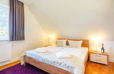 Schlafzimmer mit Doppelbett