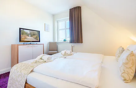 Schlafzimmer mit Doppelbett