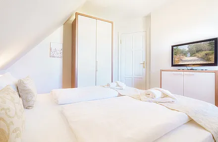 Schlafzimmer mit Doppelbett