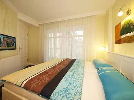 Schlafzimmer mit Doppelbett