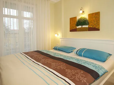 Schlafzimmer mit Doppelbett