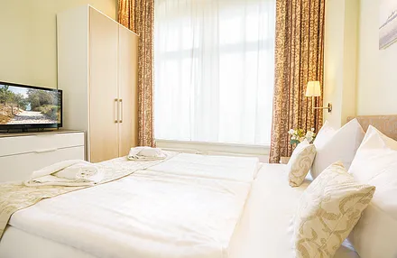 1. Schlafzimmer mit Doppelbett