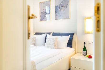 Schlafzimmer mit Doppelbett