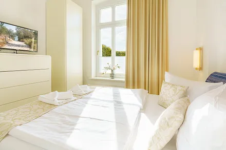 Schlafzimmer mit Doppelbett