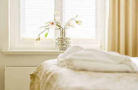 Schlafzimmer mit Doppelbett