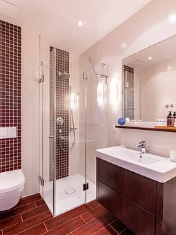 Bad mit Raindance-Dusche