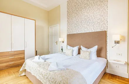 Schlafzimmer mit Doppelbett