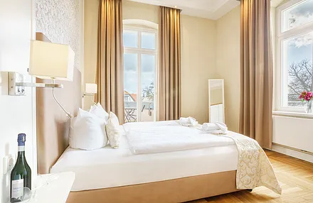 Schlafzimmer mit Doppelbett