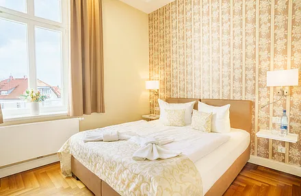 2. Schlafzimmer mit Doppelbett