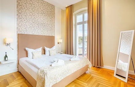 Schlafzimmer mit Doppelbett