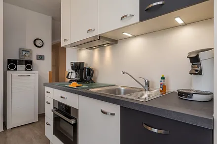 2019 wurde eine neue Küchenzeile eingebaut mit 4-Platten-Cerankochfeld, Backofen mit integrierter Mikrowelle, Kühl-Gefrier-Kombination, Geschirrspüler etc.