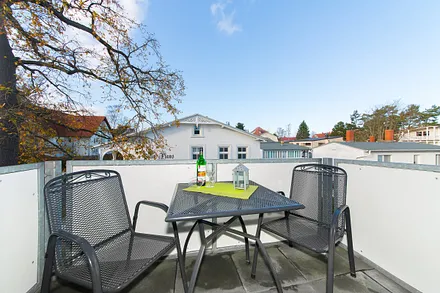 Der Balkon ist nach Westen ausgerichtet. Stuhlauflagen sind natürlich auch vorhanden.