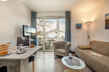 Hier der Austritt zum komfortabel möblierten Balkon. Zudem ist von Mai bis September ein Strandkorb am Strand inklusive.