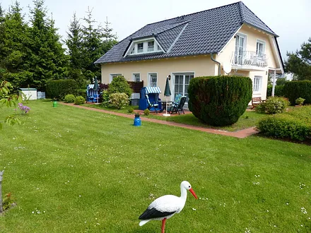 Außenansicht Haus C mit vier Fewos und großer Wiese