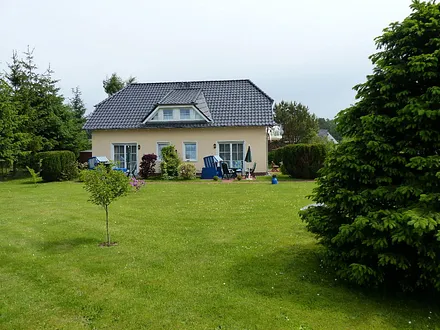 Außenansicht mit großer Wiese zum Grillen