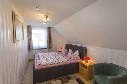 Schlafzimmer mit Doppelbett