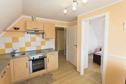 Küche mit Spülmaschine und Sitzecke