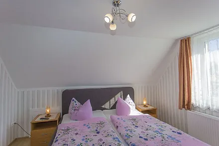 eines der zwei Schlafzimmer