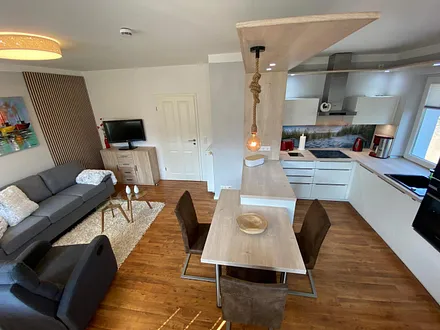 großzügiger Wohnbereich lässt keine Wünsche offen. Direkter Zugang auf den großen Balkon