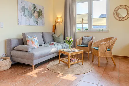 Gemütliche Sitzecke mit Couchtisch