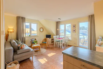 Wohnzimmer mizt Sitzecke und Essbereich