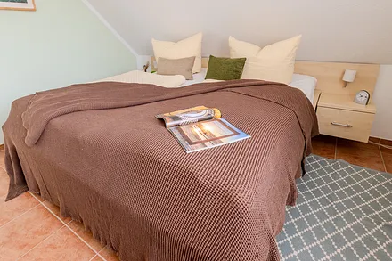 Bett im Schlafzimmer mit Taschenfederkernmatratzen